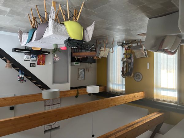 Maison moderne et récente construite autour d un patio au calme