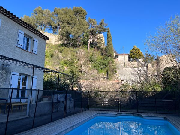 La maison de Chloé Agréable maison avec piscine et jardin au coeur d'un village provençal