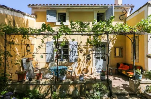 Maison pour 2 p typiquement provençale dans le Luberon, à 1,5km du cv d’Apt dans un quartier calme.