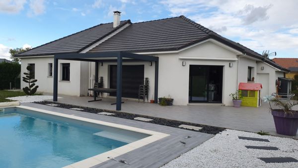 Jolie maison contemporaine, confortable et bien équipée. 1h de la montagne et 1h de l'océan.