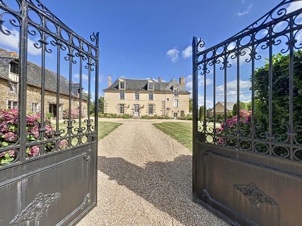 Vaste chambre et salle de bain/wc + salon particulier dans un manoir rénové datant de 1625