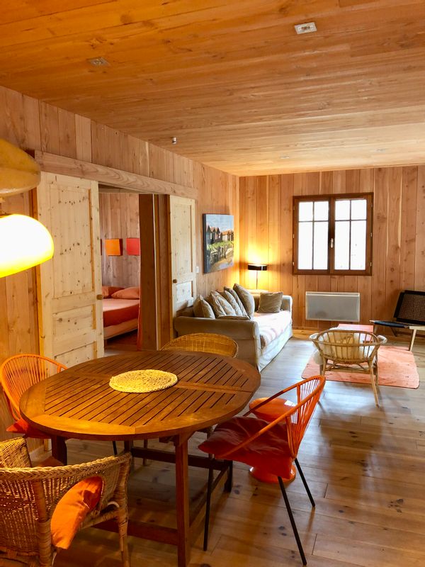 Maison de charme tout en bois typique du Cap-Ferret, à 5 min a pied de l’océan.