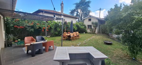 Esprit bungalow jardin à la ville