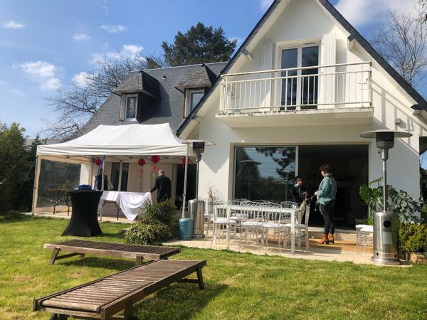 Maison individuelle au centre du bourg sur le terrain du manoir d'Octeville sur mer avec piscine.
