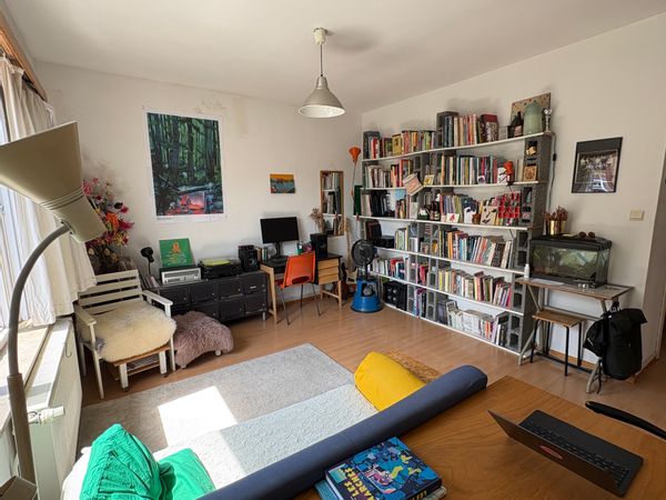 Petit appartement au 3ème étage d'un immeuble situé dans le quartier étudiant de Bruxelles.