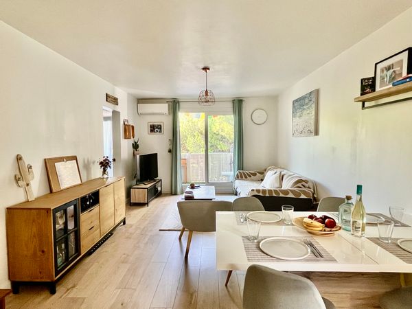 Mel's 1-bedroom home near the beach
