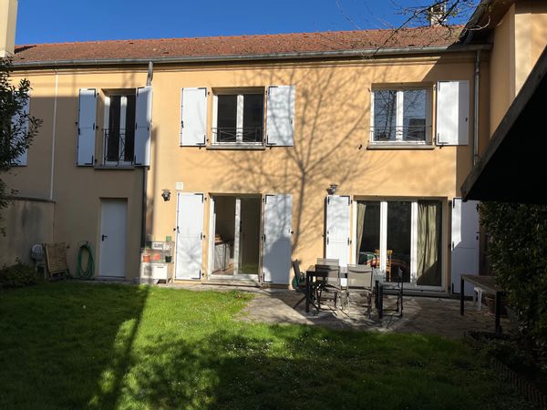La maison de Monique, au calme en pleine ville, avec jardin