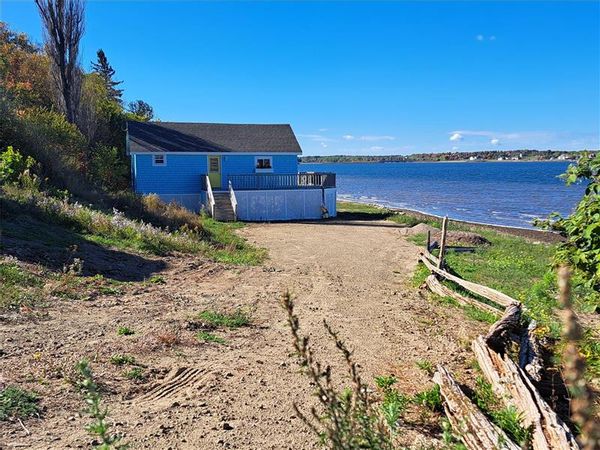 Petit chalet familial récemment rénové avec belle plage privée.