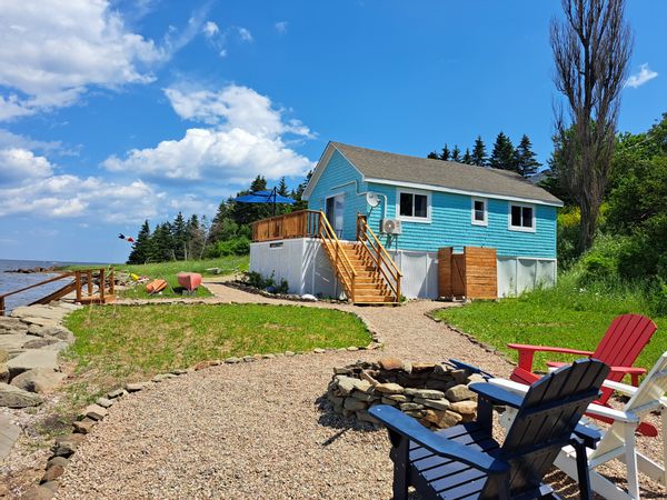 Petit chalet familial récemment rénové avec belle plage privée.