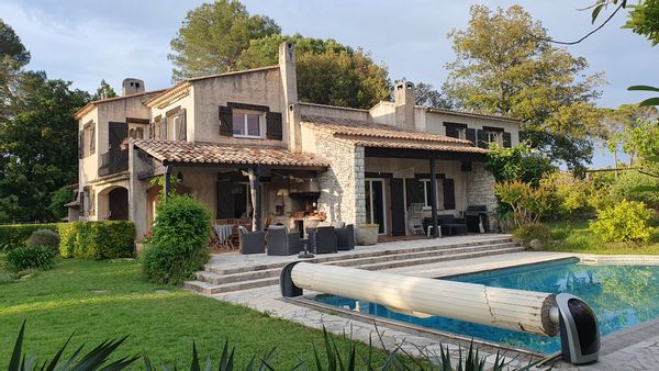Grande maison familiale avec piscine sur la côte d'Azur, à 15 minutes de la mer et de la montagne !