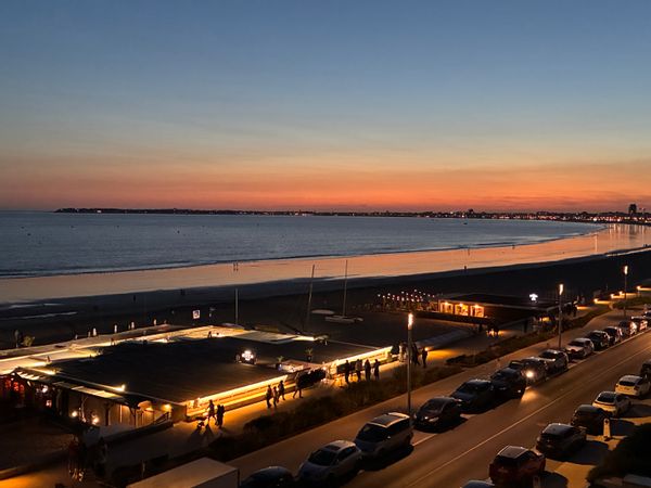 À l’océan!  Très lumineux avec une vue à  180’ face mer