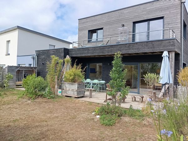 Vacances à la plage, Maison en bois