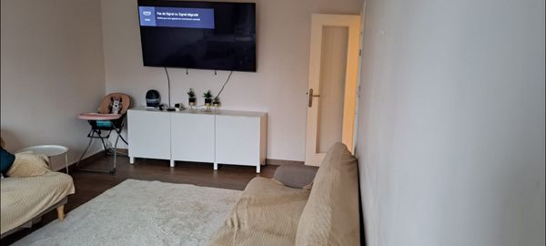 Appartement  F4 de 78m² situé à Conflans-Sainte-Honorine. Il comporte  3 chambres et un séjour.