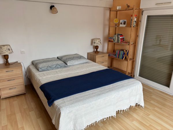 La chambre privée de la maison verte : chambre privée à l'étage d'une maison dans un quartier calme
