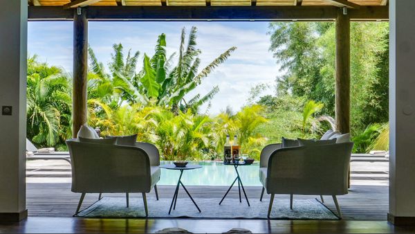 Superbe villa située entre Basse Terre et Grande Terre ouverte sur la piscine et son jardin tropical