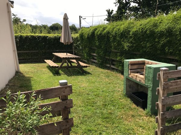 La maison de Delphine est un logement individuel situé au bourg de Trégastel avec jardin et cour .