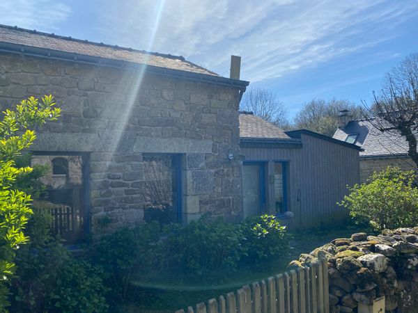 La maison de Claude Nichée dans un hameau d’anciennes maisons en pierre, à environ 4 km des plages,