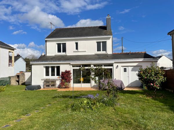 Grande maison 4 chambres, grand jardin, kids friendly, proche centre petite ville et lac