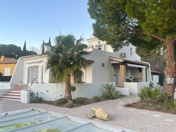 La maison de Franck est située dans une copropriété privée, au calme à 10 mins à pieds des plages .