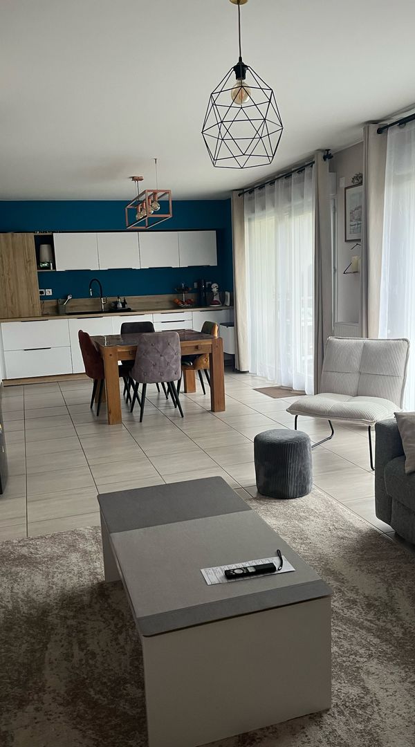 Appartement en rez de jardin, spacieux et lumineux proche centre ville .