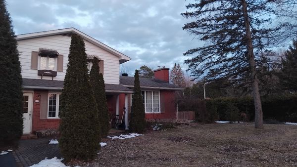 Maison de 3 chambres, dans une charmante ville en Estrie, avec jardin et piscine.