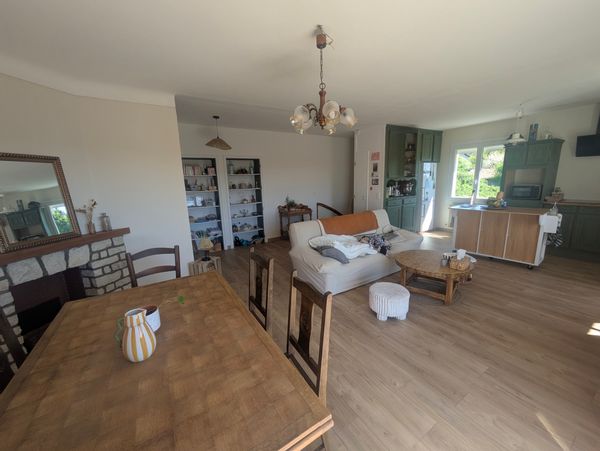 La maison de Mélanie au cœur d'un village paisible