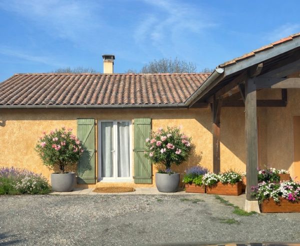 Sur 2300m2 de terrain jolie maison de plein pied avec piscine creusée 150cm de profondeur