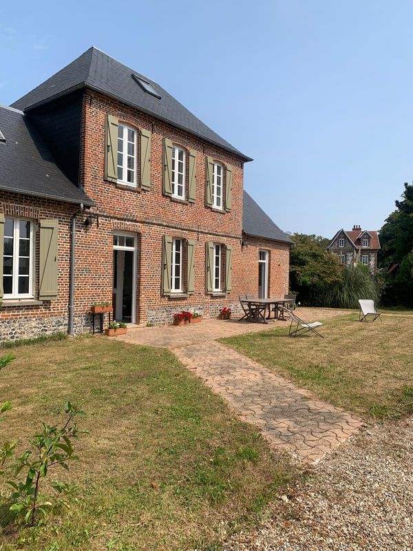 La Buissonnière: salon lumineux avec cuisine ouverte, 4 chambres, jardin sud, 3km plage de Pourville