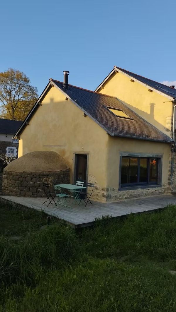 Petite maison en terre pour 2 à 4 personnes, au bord de l'eau, entre Rennes et Saint Malo