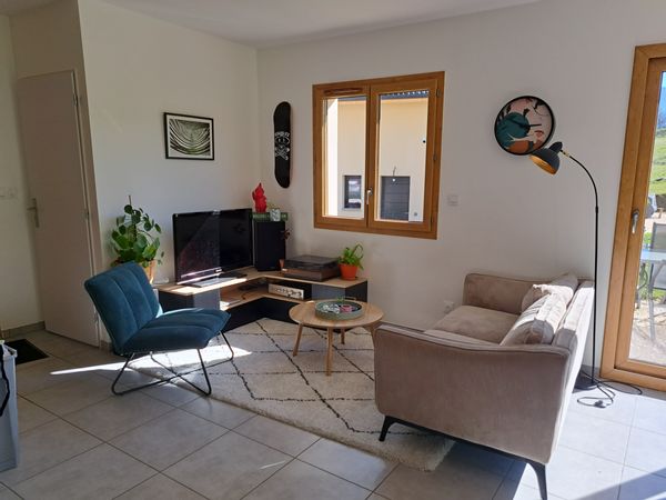 Jolie petite maison située dans le Massif des Bauges. Chouette vue, chouette Jardin !