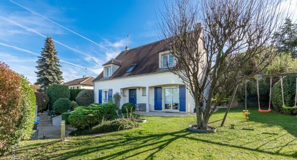 Notre maison familiale offre un cadre de vie exceptionnel, alliant confort et tranquilité.