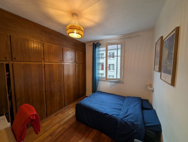 Chambre cosy et lumineuse avec espace de travail 
