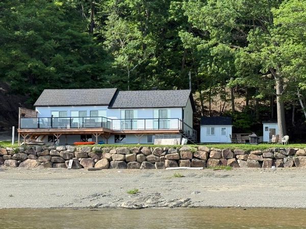 La maison de CYBÈLE à proximité le fleuve St-Laurent . Endrois très tranquille et intime.