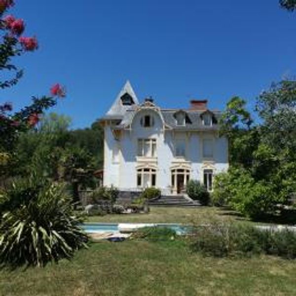 Au centre d'un village touristique, une maison authentique du début du 20è occupée par deux familles