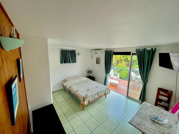 La maison de Marleine placée dans un cadre agréable, calme, verdoyant ,  non fumeur, sans vapotage.