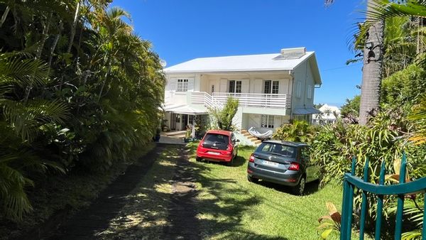Villa sur 2 niveaux, quartier résidentiel, calme, proche des commodités et de la 4 voies de StPIerre