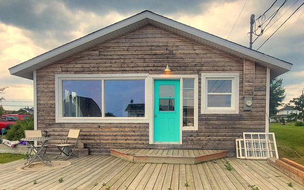 Jolie maison en cèdre située en bord de mer et à proximité de la rivière.