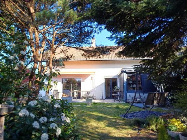 La maison de Marie Madeleine à la campagne est entourée d'un magnifique jardin, loin de tout bruit.