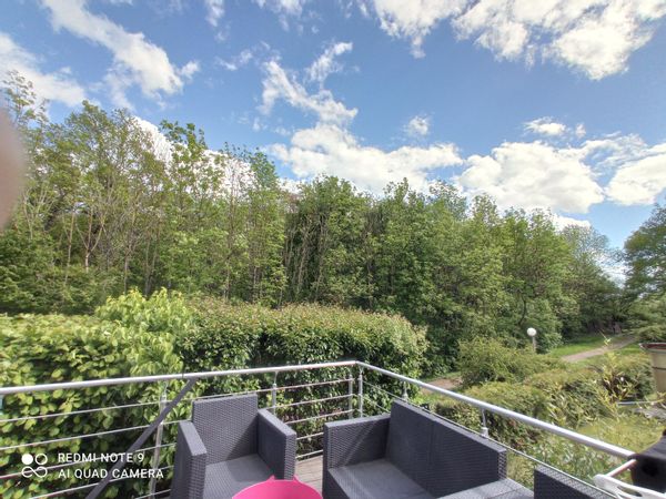 Pour musiciens. Maison, en lisière de bois, grande terrasse face à la nature. .