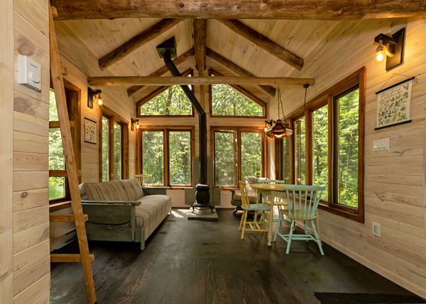 Chalet rustique au bord du ruisseau, près d’une petite chute