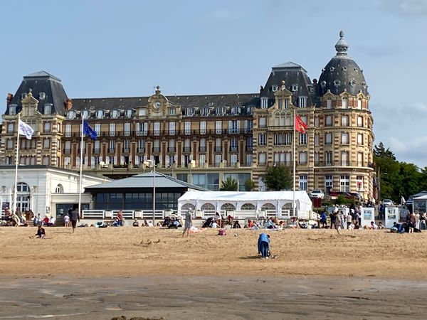 un bâtiment 19e  classé aux monuments de France face à la mer  Un des plus beaux de Houlgate bain