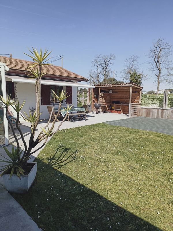 Maison spacieuse et chaleureuse à deux pas des plages landaises et du Pays Basque.