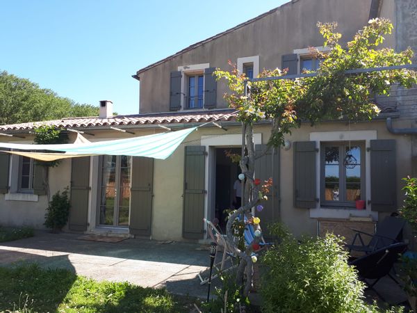 Maison au pied de la cité de Carcassonne