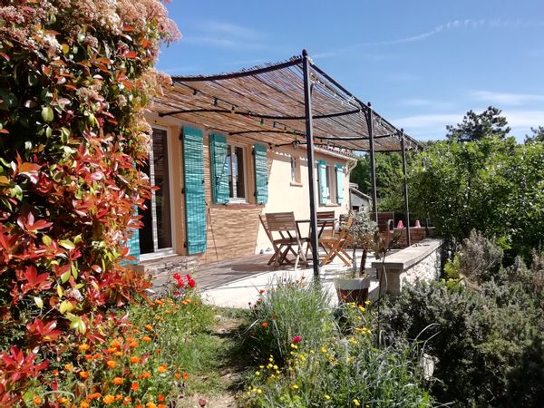 Maison lumineuse avec terrasse, vue sur le Luberon