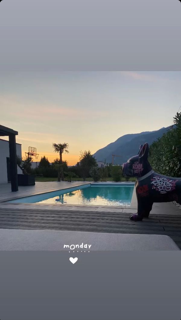 une grande maison, située dans un village calme avec piscine et jacuzzi au cœur des montagnes