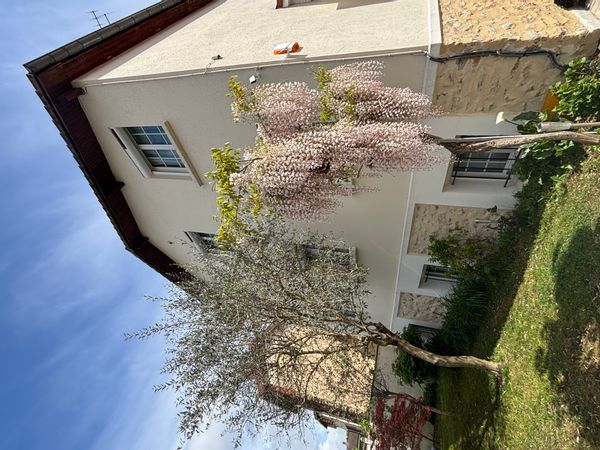 Maison familiale,spacieuse,édifiée sur 3 niveaux et disposant d’un jardin fleuri & arbres fruitiers