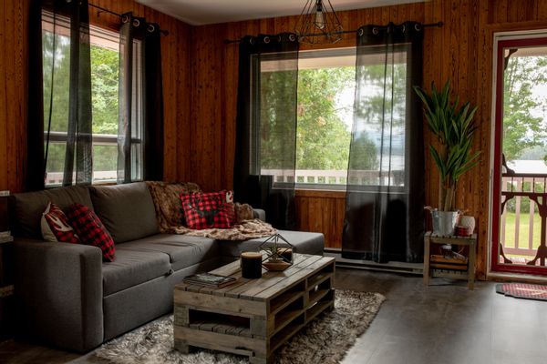 Chalet au bord du lac Drolet, plateforme au bord du lac avec quai, terrain de 1 acre, semi boisé.