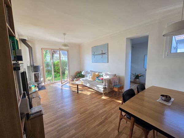 Petite maison lumineuse située dans un quartier résidentiel de Pau.