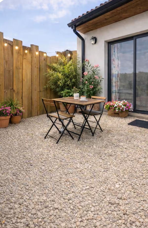 studio 18 m2 jardinet avec accès piscine partagée