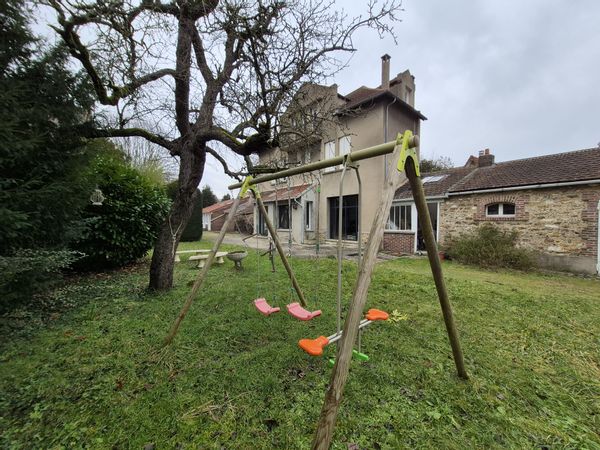 Maison avec 1600m2 de Jardin à 26mn de Paris, direct par train régional, gare très proche.